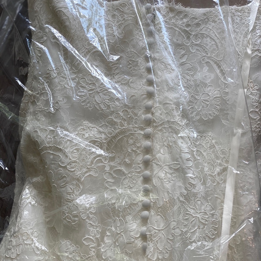 Monique Lhuiller Wedding Gown - Picture 6 of 10